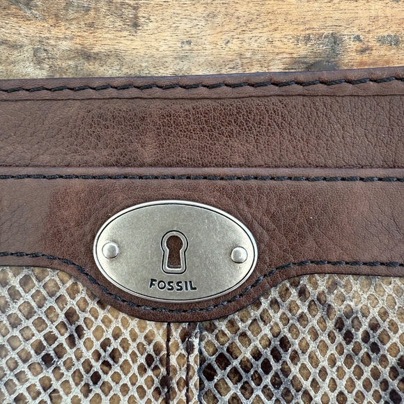 Brown embossed leather Fossil wallet - Picture 3 of 9
